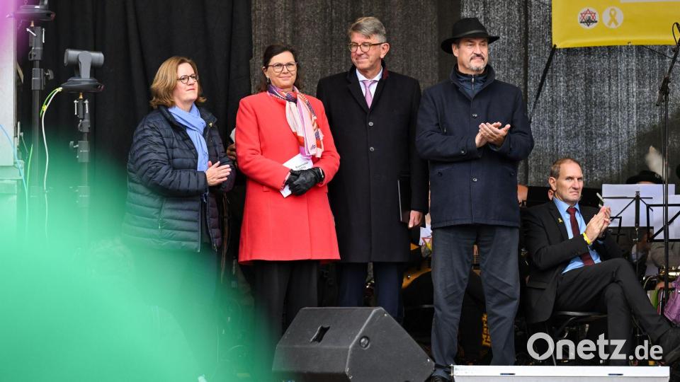 Mehrere prominente Gäste zeigten bei der Kundgebung ihre Unterstützung: Staatssekretärin Kerstin Griese (v.l.), Landtagspräsidentin Ilse Aigner, Kulturstaatsminister Wolfram Weimer und Ministerpräsident Markus Söder. Bild: Tobias Hase/dpa