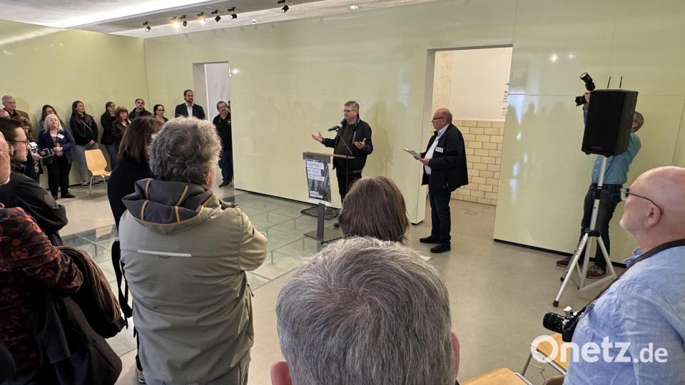 Die Ausstellung wurde auch dank der finanziellen Unterstützung des Fördervereins für die Gedenkstätte, unter Vorsitz von Karlhermann Schötz (am Rednerpult), ermöglicht. Bild: mgo