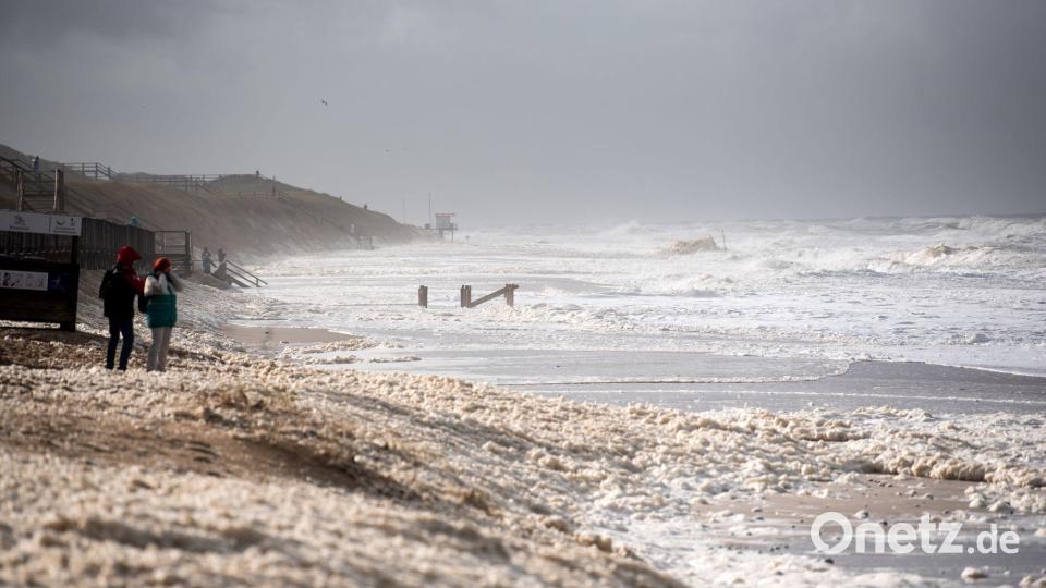 Sturmflut vor Sylt. Das Wetter lockte auch Spaziergänger an die Nordsee. Bild: Daniel Bockwoldt/dpa