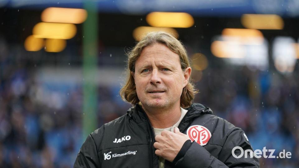 Musste sich in Hamburg warm anziehen: Mainz&#039; Trainer Bo Henriksen Bild: Marcus Brandt/dpa