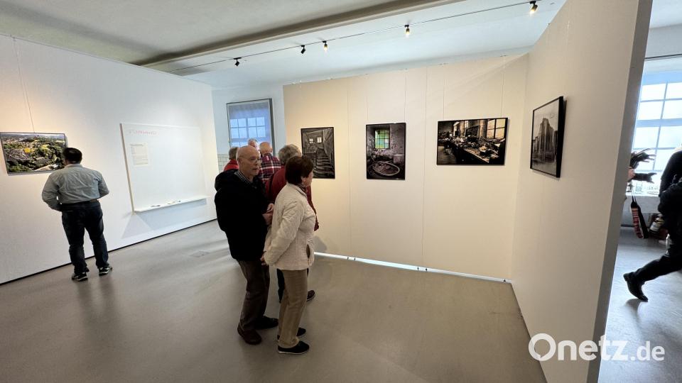 Fotografien von riesigen antiquierten Kompressoren, heruntergekommenen Werkstätten und Abstellhallen verdeutlichen den teils fortgeschrittenen Verfall des Steinbruchgeländes. Bild: mgo