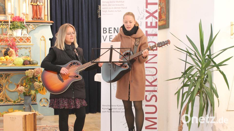 Das Duo &quot;Marina &amp; Magdalena&quot; (von rechts) begeistert die Zuhörer. Bild: pi