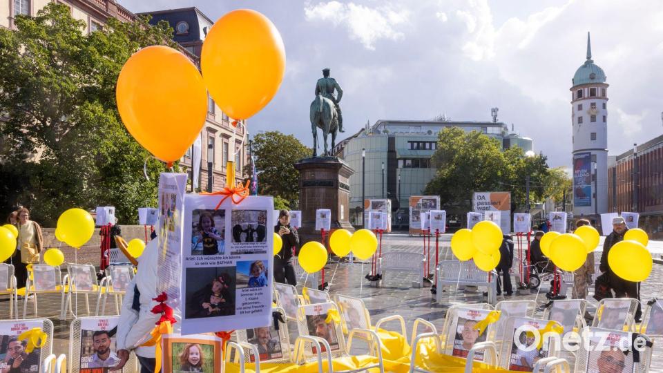 Eine Installation ist in Darmstadt auf dem Friedensplatz zu sehen, zum Gedenken an den zweiten Jahrestag des Hamas-Angriffs in Israel. Bild: Helmut Fricke/dpa