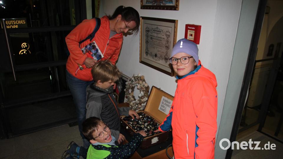 Kinder wühlen im Knopfmuseum in der &quot;Knöpfe-Kirste&quot;. Bild: kro