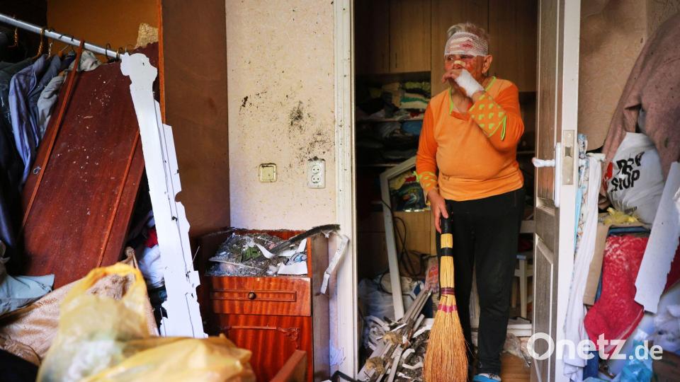 Nach den neuen russischen Angriffen laufen die Rettungs- und Wiederherstellungsarbeiten in mehreren Regionen des Landes. Bild: Kateryna Klochko/AP/dpa