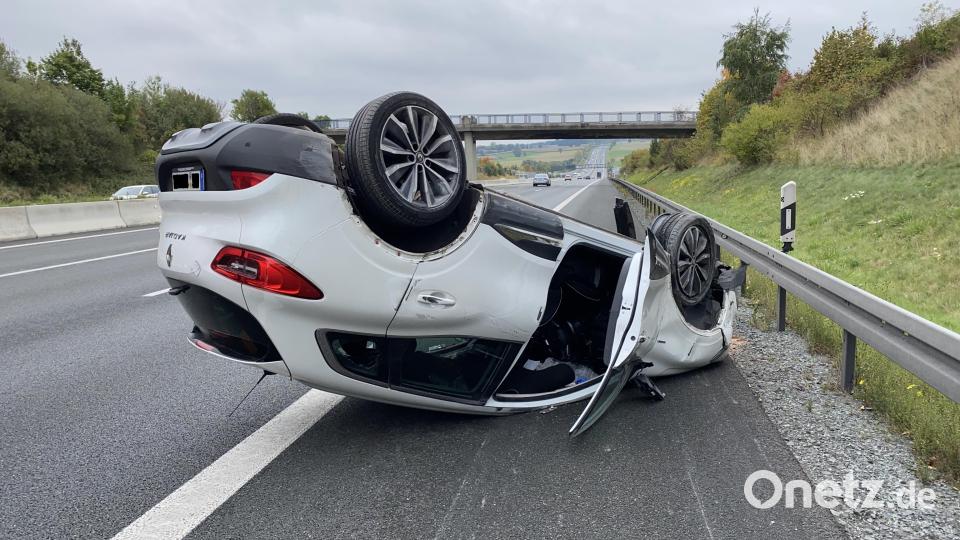 Bei einem Verkehrsunfall auf der A 9 bei Münchberg hat sich ein Auto überschlagen. Zum Glück wurden zwei der drei Insassen nur leicht verletzt. Bild: Verkehrspolizeiinspektion Hof/exb