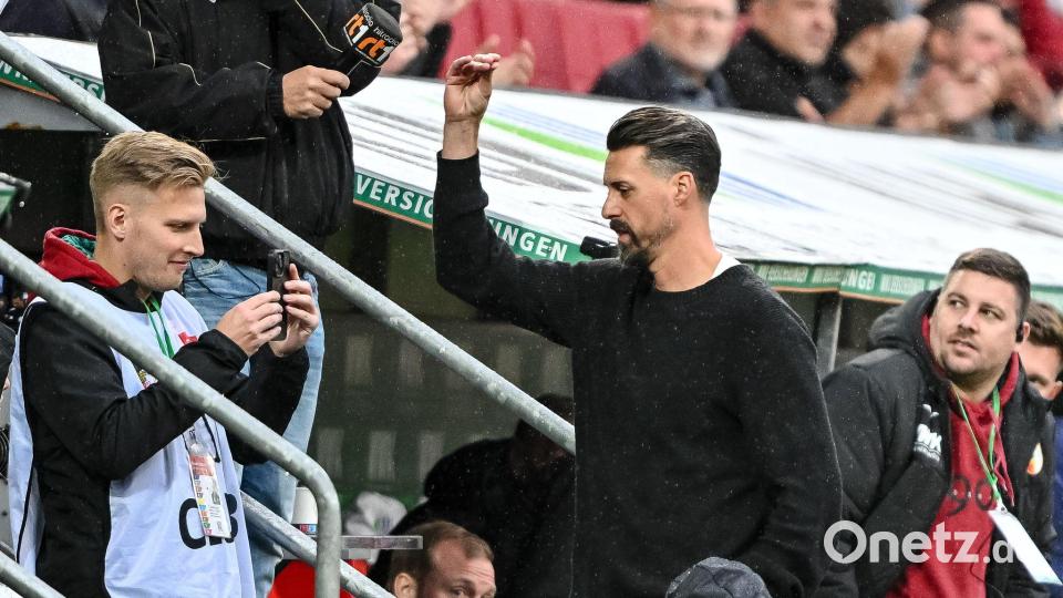 Sandro Wagner reagiert nach dem Abpfiff mit einer Geste Richtung Publikum. Bild: Harry Langer/dpa