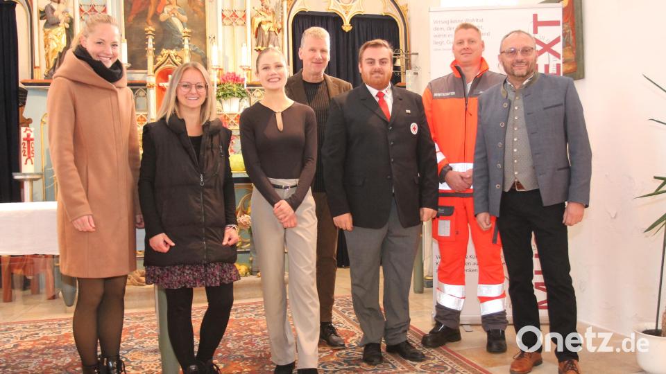 Bürgermeister Markus Bauriedl sowie Jürgen Bauer und Philipp Kraus von den Helfert vor Ort Waidhaus (von rechts) danken sich bei Marina Böhm, Magdalena Becher, Marlene Götz und Wolfgang Göldner (von links) für die eindrucksvolle Veranstaltung &quot;Musik und Text&quot;. Bild: pi