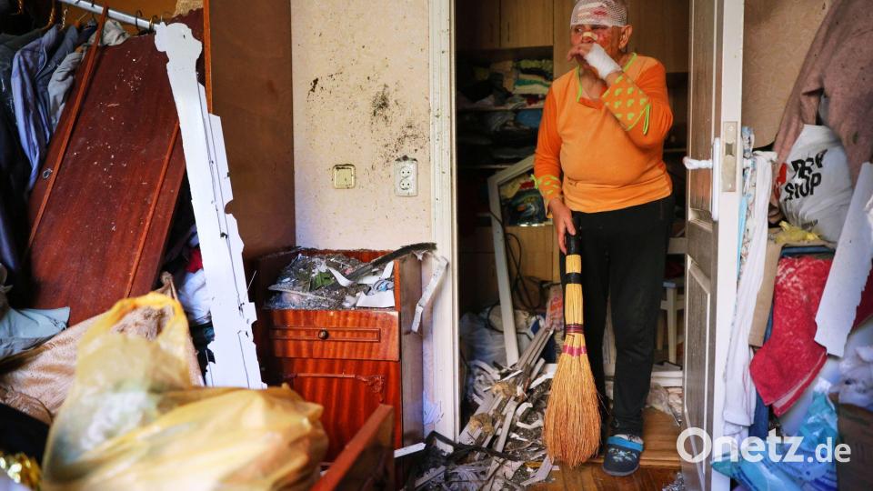 Saporischschja nach russischem Angriff:  72-Jährige räumt Trümmer ihrer Wohnung weg Bild: Kateryna Klochko/AP/dpa