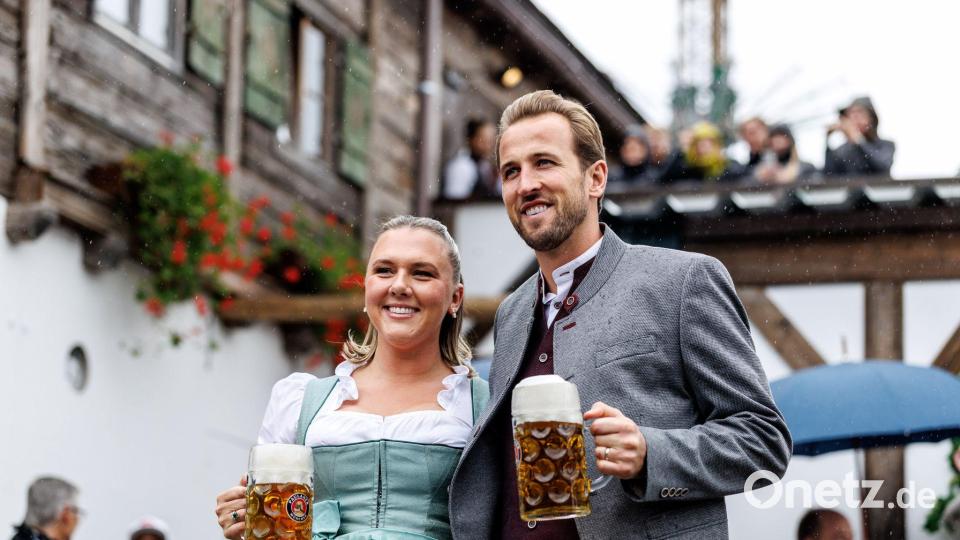 Harry Kane präsentierte sich mit seiner Frau Katie Goodland in bester Wiesn-Stimmung. Bild: Matthias Balk/dpa