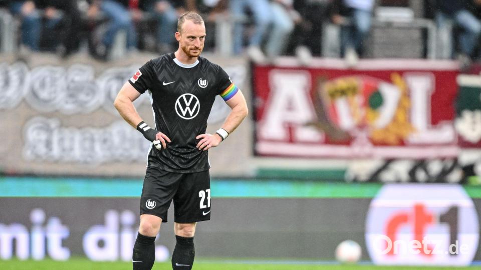 Kapitän Maximilian Arnold steht nach der nächsten Wolfsburger Niederlage frustriert auf dem Platz. Bild: Harry Langer/dpa