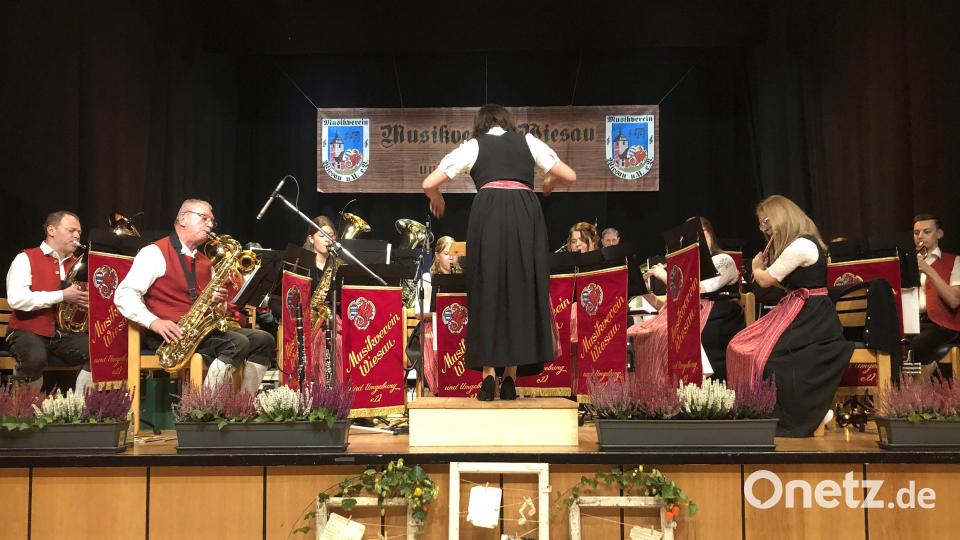 Dirigentin Paula Bächer leitete nur einen Teil des Konzertabends mit dem Musikverein Wiesau und Umgebung. Bild: wro