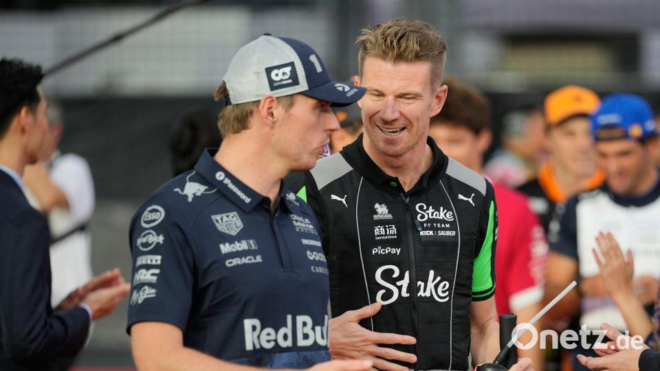 Schimpft über die neue Hitze-Regel der Formel 1: Max Verstappen (l). Bild: Vincent Thian/AP/dpa
