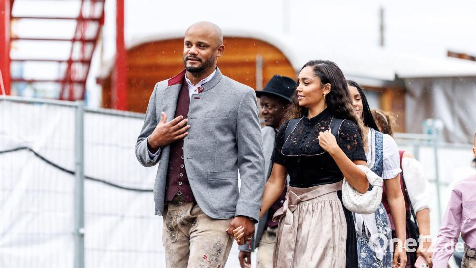 Bayern-Trainer Vincent Kompany nahm nicht nur seine Frau Carla auf die Wiesn mit. Bild: Matthias Balk/dpa