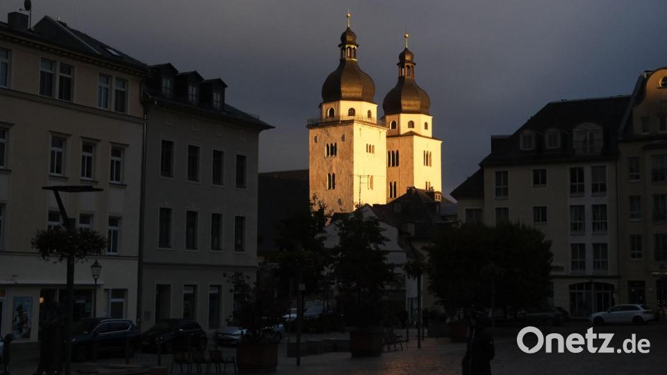 Die Türme der Johanniskirche in Plauen werden von der untergehenden Sonne beschienen. Bild: Sebastian Willnow/dpa