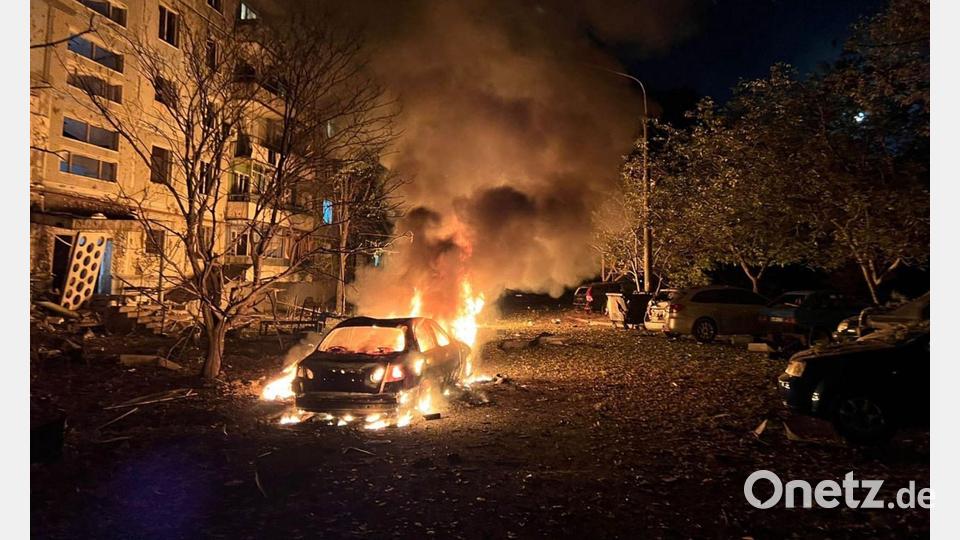 Nach ukrainischen Angaben setzte Moskau mehr als 50 Raketen und Marschflugkörper sowie rund 500 Drohnen ein. Bild: Uncredited/Ukrainian Emergency Service/AP/dpa