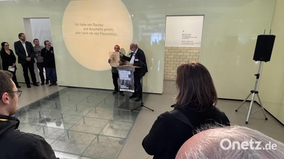 Der Vorsitzende des Fotoklubs, Bernhard Neumann, überreicht der KZ-Gedenkstätte zwei Zeichnungen über den Steinbruch. Bild: mgo