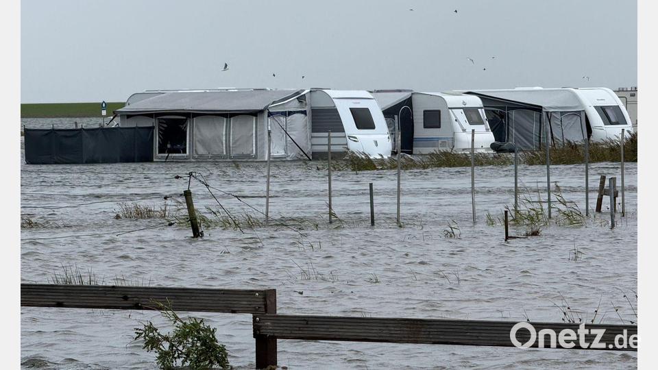 Sturmtief trifft Norderney – Wohnwagen überflutet Bild: Volker Bartels/dpa