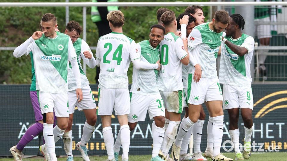 Fürth trotzt den Personalsorgen und gewinnt immerhin einen Punkt gegen Hannover. Bild: Daniel Löb/dpa