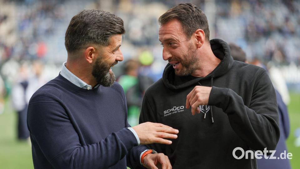 Trainer Miron Muslic (FC Schalke 04, l) und Trainer Mitch Kniat (Arminia Bielefeld, r). Bild: Friso Gentsch/dpa