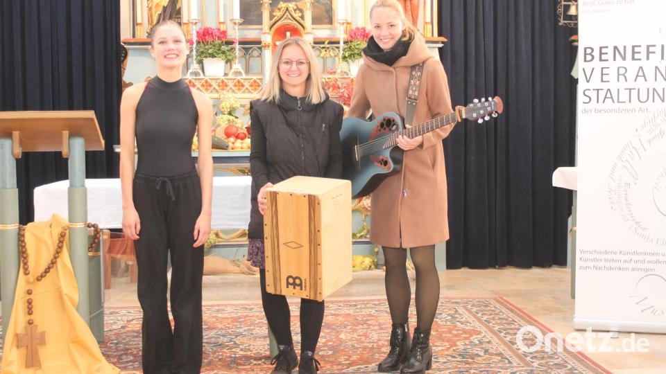 Das Duo &quot;Marina &amp; Magdalena&quot; sowie die Tänzerin Marlene Götz (von rechts) begeistern das Publikum. Bild: pi