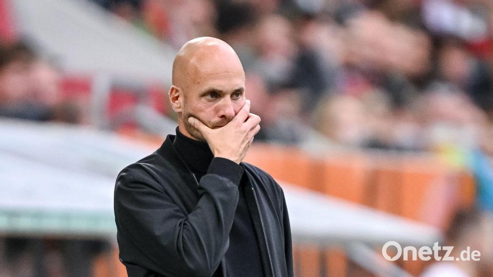 Was nun? VfL-Coach Paul Simonis reagiert in Augsburg sauer. Bild: Harry Langer/dpa