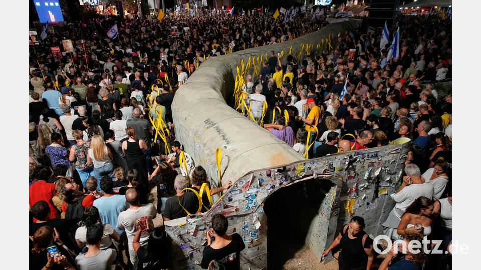 Nach Angaben der Organisation der Angehörigen von Geiseln demonstrierten in Tel Aviv rund 120.000 Menschen für die Freilassung der Entführten und einen Friedensschluss. Bild: Ohad Zwigenberg/AP/dpa