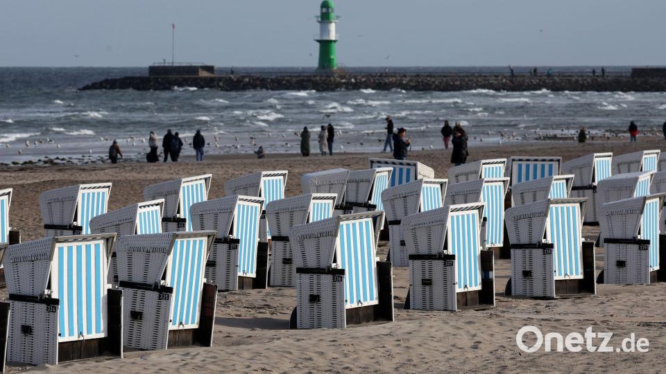 Ostseestrand in Warnemünde. Nicht überall blieben die Strandkörbe stehen Bild: Bernd Wüstneck/dpa