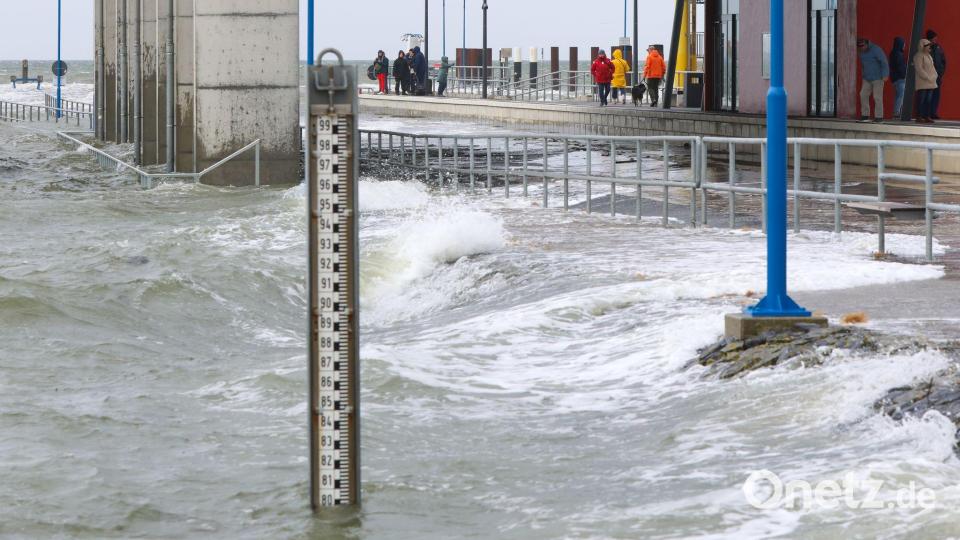 Teile des Fährhafens von Dagebüll werden bei einer Sturmflut überflutet. Bild: Bodo Marks/dpa