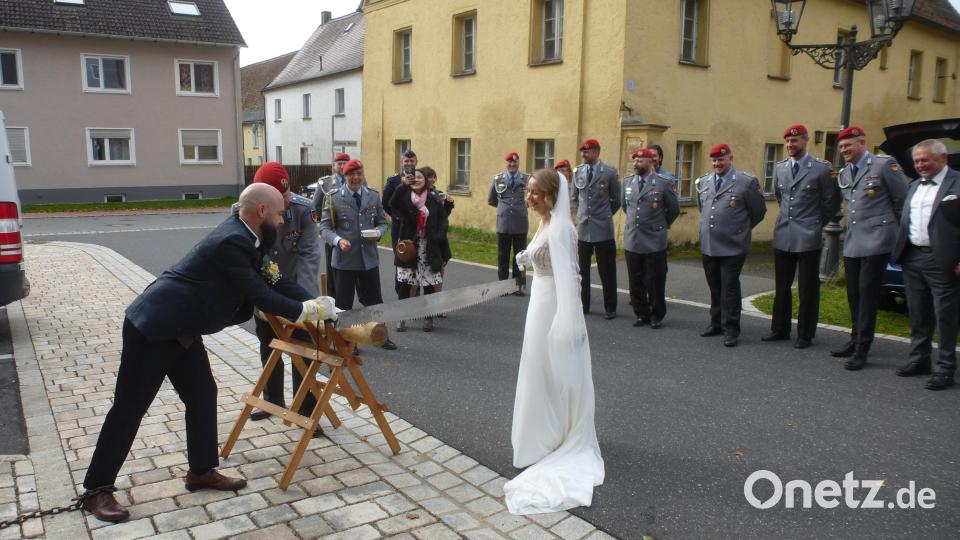 Dass sie in der Ehe harmonieren, beweisen Patrick und Karolina beim Durchsägen eines Baumstammstücks. Bild: bk