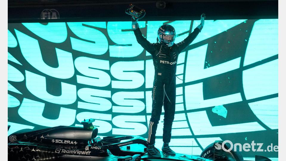 Motorsport: Formel-1-Weltmeisterschaft, Grand Prix von Singapur, Rennen. Der britische Mercedes-Pilot George Russell jubelt über seinen Sieg. Bild: Vincent Thian/AP/dpa
