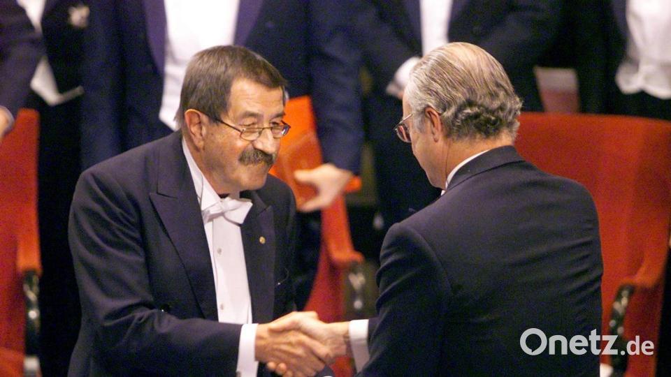 Einer der bislang letzten deutschen Nobelpreisträger: Günter Grass bekam die Nobelmedaille 1999 aus den Händen von Schwedens König Carl XVI. Gustaf überreicht. (Archivbild) Bild: picture alliance / dpa