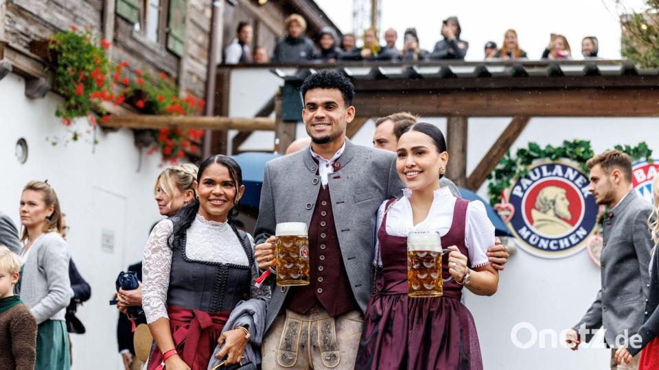 Bayerns Königstransfer Luis Díaz posierte nach seinem Gala-Auftritt in Frankfurt mit seiner Frau Geraldine Ponce (r) auf dem Oktoberfest. Bild: Matthias Balk/dpa