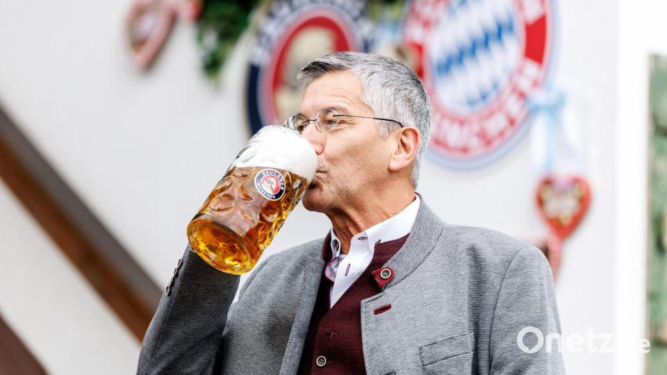 Durfte auch auf eine Super-Serie des FC Bayern anstoßen: Präsident Herbert Hainer. Bild: Matthias Balk/dpa