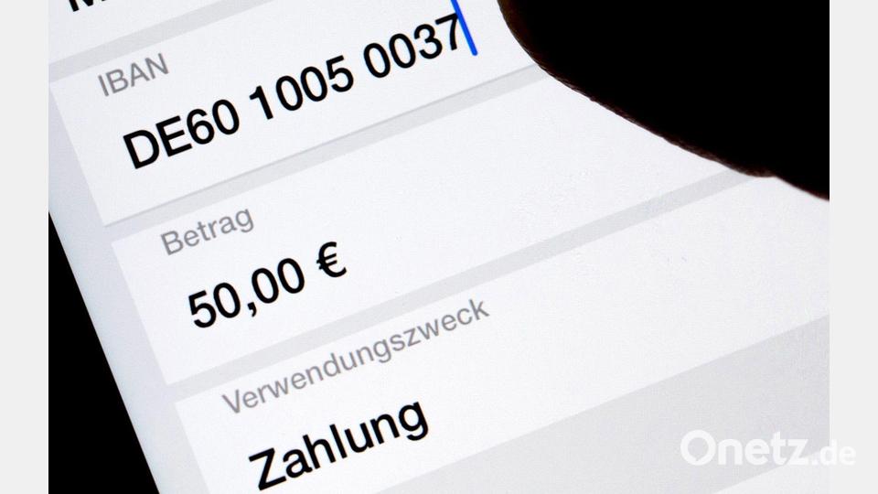 Viele Menschen erledigen Bankgeschäfte am Smartphone oder am heimischen Computer. (Symbolbild) Bild: Monika Skolimowska/dpa-Zentralbild/dpa