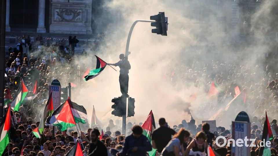 Pro-palästinensische Demonstranten versammeln sich auf dem San-Giovanni-Platz in Rom. Bild: Alessandra Tarantino/AP/dpa