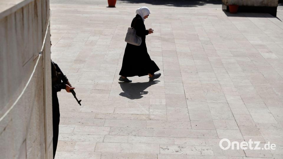 Eine Wählerin verlässt in Damaskus ein Wahllokal. In Syrien finden zum ersten Mal seit dem Sturz von Bashar al-Assad Parlamentswahlen statt. Bild: Omar Sanadiki/AP/dpa