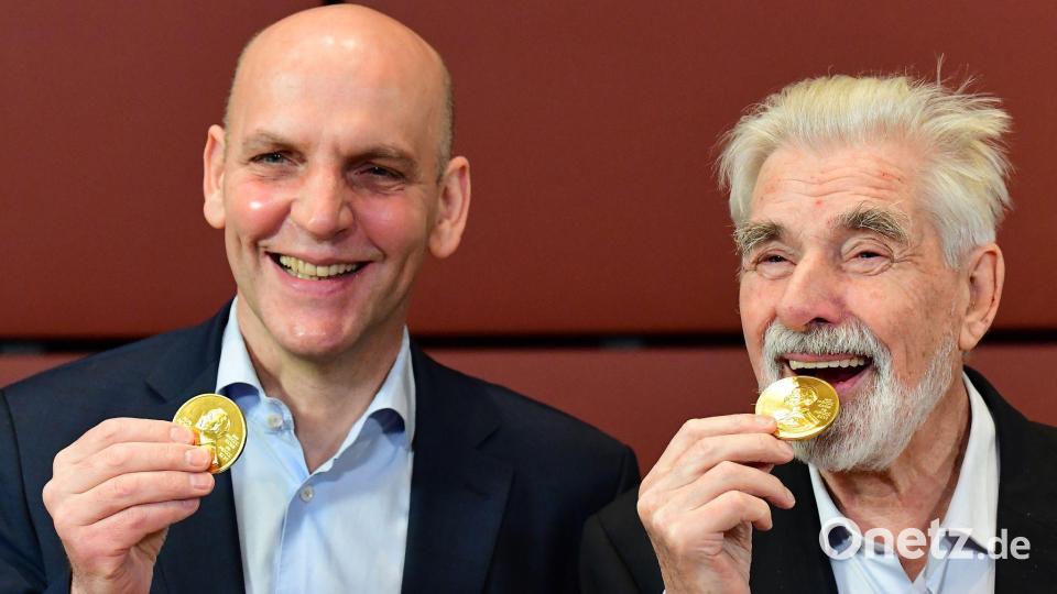 Die bislang letzten deutschen Nobelpreisträger: der Chemiker Benjamin List und der Physiker Klaus Hasselmann. (Archivbild) Bild: Tobias Schwarz/AFP-Pool/dpa