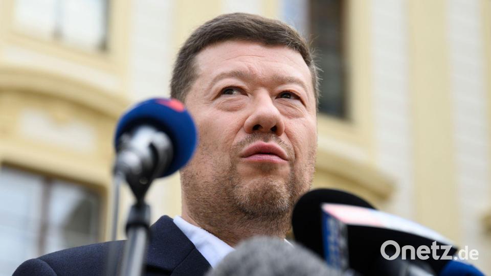 Der tschechische SPD-Vorsitzende Tomio Okamura spricht mit Reportern nach einem Treffen mit Präsident Pavel, der ihn zu einer Konsultation nach den Wahlen eingeladen hatte. Bild: Kamaryt Michal/CTK/dpa