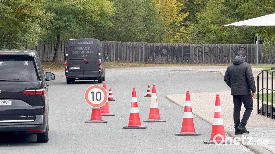Treffpunkt Franken: Der erkrankte Nick Woltemade saß in keinem der Kleinbusse, die in Herzogenaurach vorfuhren. Bild: Klaus Bergmann/dpa