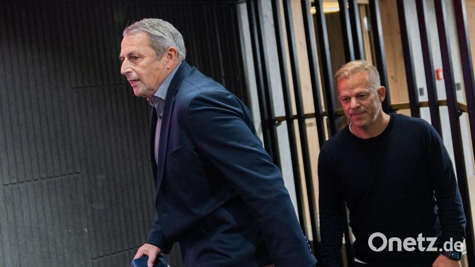 Fortuna-Sportvorstand Klaus Allofs und der neue Trainer Markus Anfang bei seiner Vorstellung. Bild: Rolf Vennenbernd/dpa