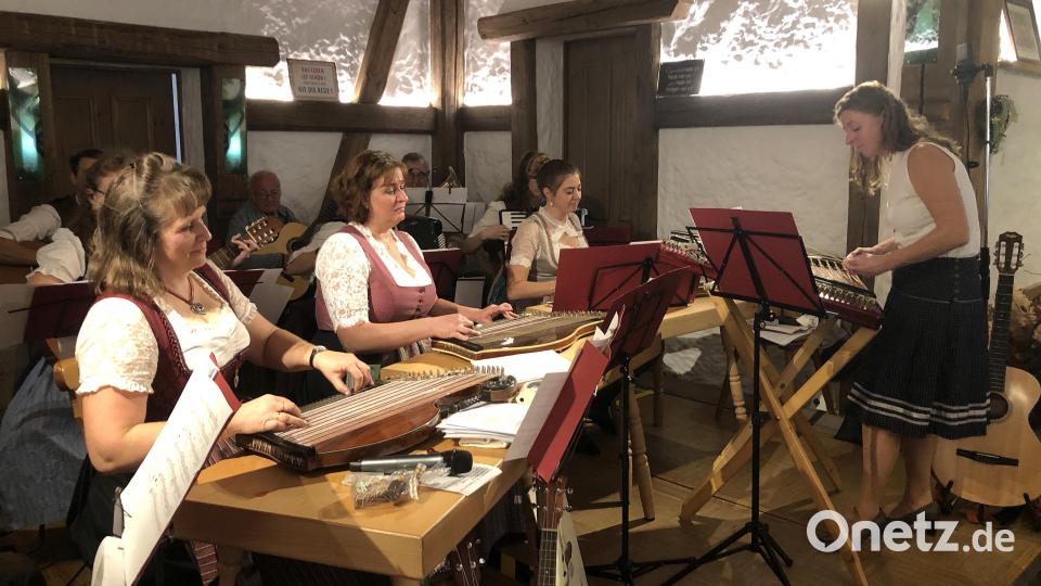 Die Beiträge des Zitherclubs Erbendorf waren nur einer von zwei Höhepunkten beim Hutzaabend in der Rechersimer-Gaststube in Röthenbach am Steinwald. Bild: wro