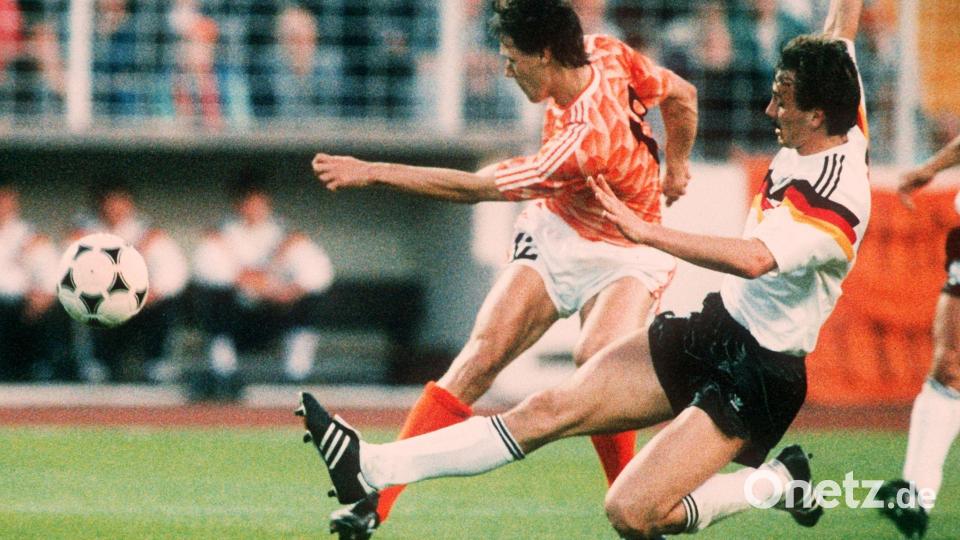 Jürgen Kohler im Duell mit Marco van Basten bei der EM 1988. Bild: picture alliance / dpa