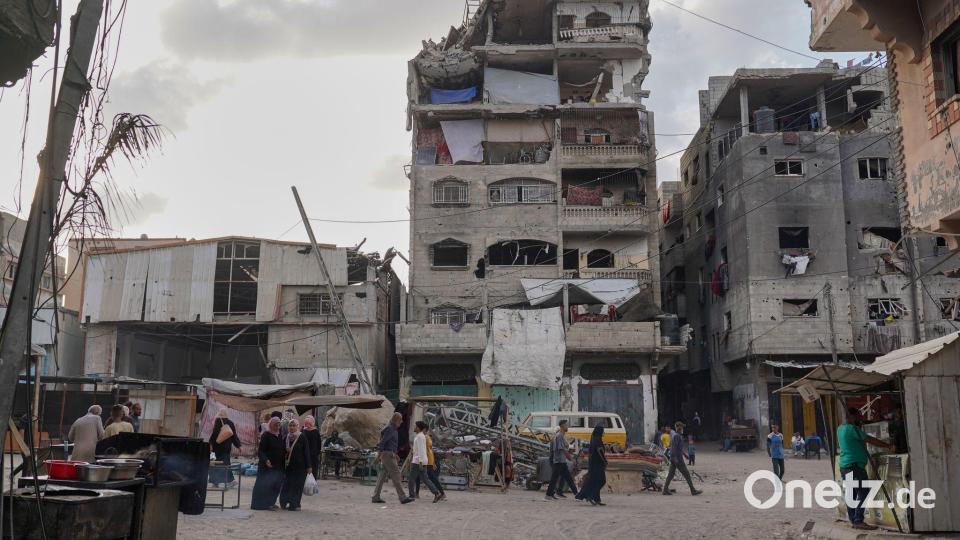 Palästinenser in den Straßen von Chan Junis. Bild: Jehad Alshrafi/AP/dpa