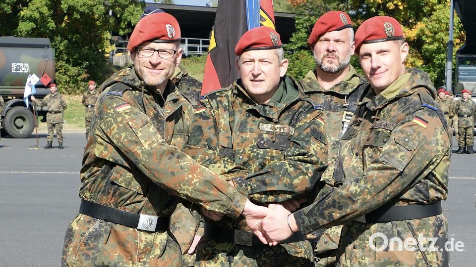 Regimentskommandeur Oberst Matthias Kampf (Bildmitte) übergibt das Kommando über das Logistikbataillon 472 von Oberstleutnant Martin Hillebrand (rechts) an Oberstleutnant René Urbach (links). Bild: gsp