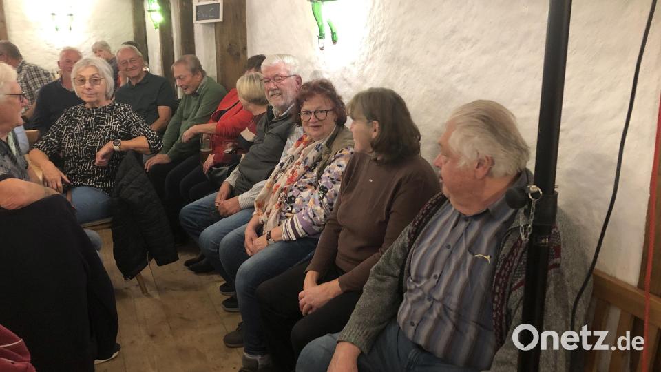 Weil die Stühle an den Tischen bei Weitem nicht ausreichten, nahm man halt dort Platz, wo es möglich war. Bild: wro