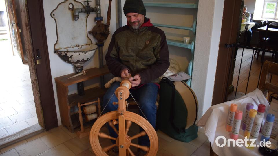 &quot;Auch Männer spinnen&quot;, bemerkte eine Museumsbesucherin etwas hintergründig, als sie dem Mann bei der Arbeit am Spinnrad zusah. Bild: bnr