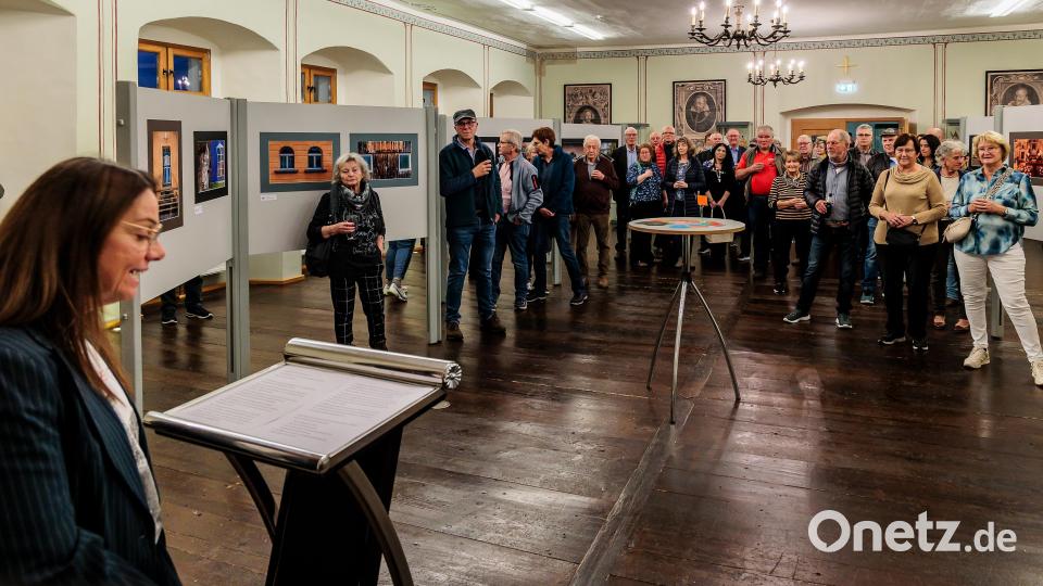 Museumsleiterin Carola Reul (links) eröffnet die Ausstellung der Fotofreunde Pfreimd im Bürgersaal. Bild: sus