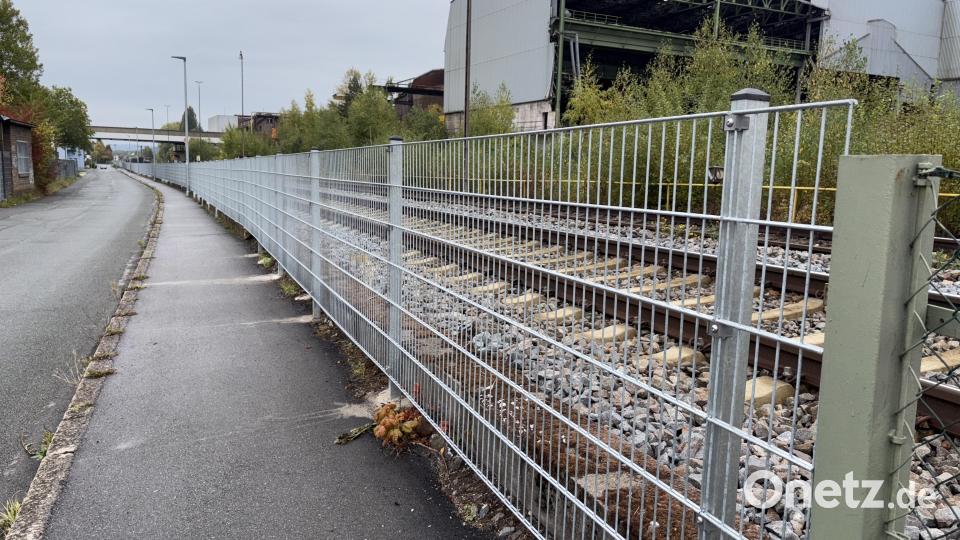 Die Bahn hat einen 400 Meter langen Metallzaun in Rosenberg zwischen Bahnhof und Bahnweg errichtet. Bild: ge