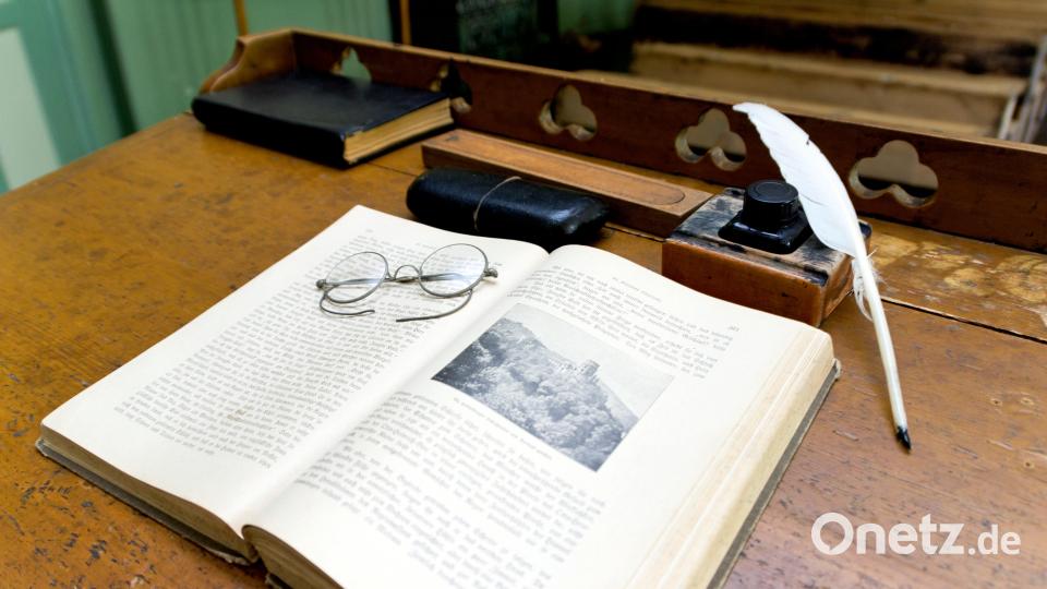 Geschrieben wurde damals auch noch mit einer Feder, gelesen wurde nur aus Büchern. Bild: Peter Böhm